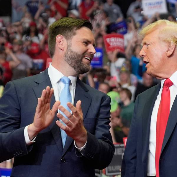 J.D. Vance, Vizepräsidentschaftskandidat der Republikaner, zusammen mit Ex-Präsident Donald Trump. Im Netz gibt es viel Wirbel um ein pikantes Gerücht über Vance. (Archivbild)