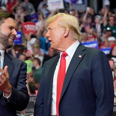 J.D. Vance, Vizepräsidentschaftskandidat der Republikaner, zusammen mit Ex-Präsident Donald Trump. Im Netz gibt es viel Wirbel um ein pikantes Gerücht über Vance. (Archivbild)