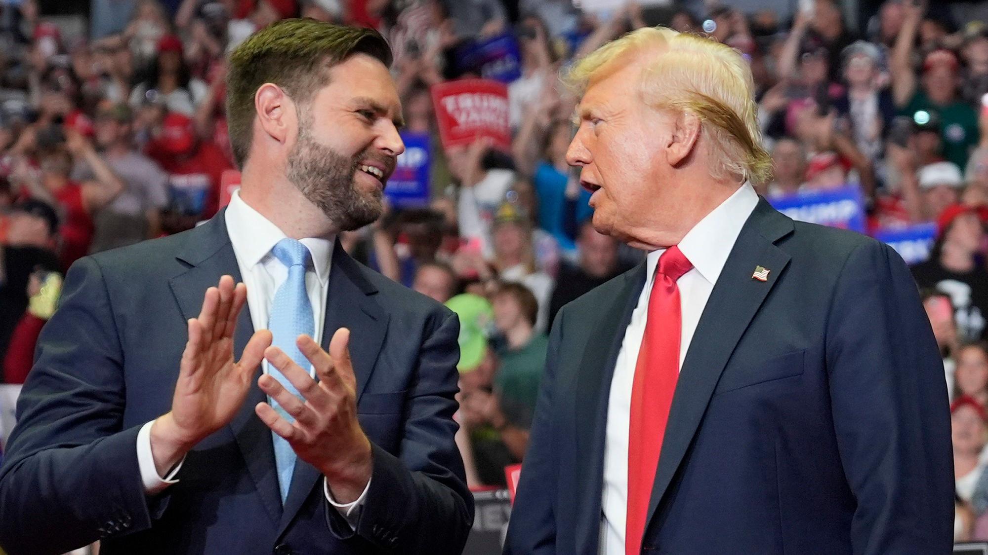 J.D. Vance, Vizepräsidentschaftskandidat der Republikaner, zusammen mit Ex-Präsident Donald Trump. Im Netz gibt es viel Wirbel um ein pikantes Gerücht über Vance. (Archivbild)