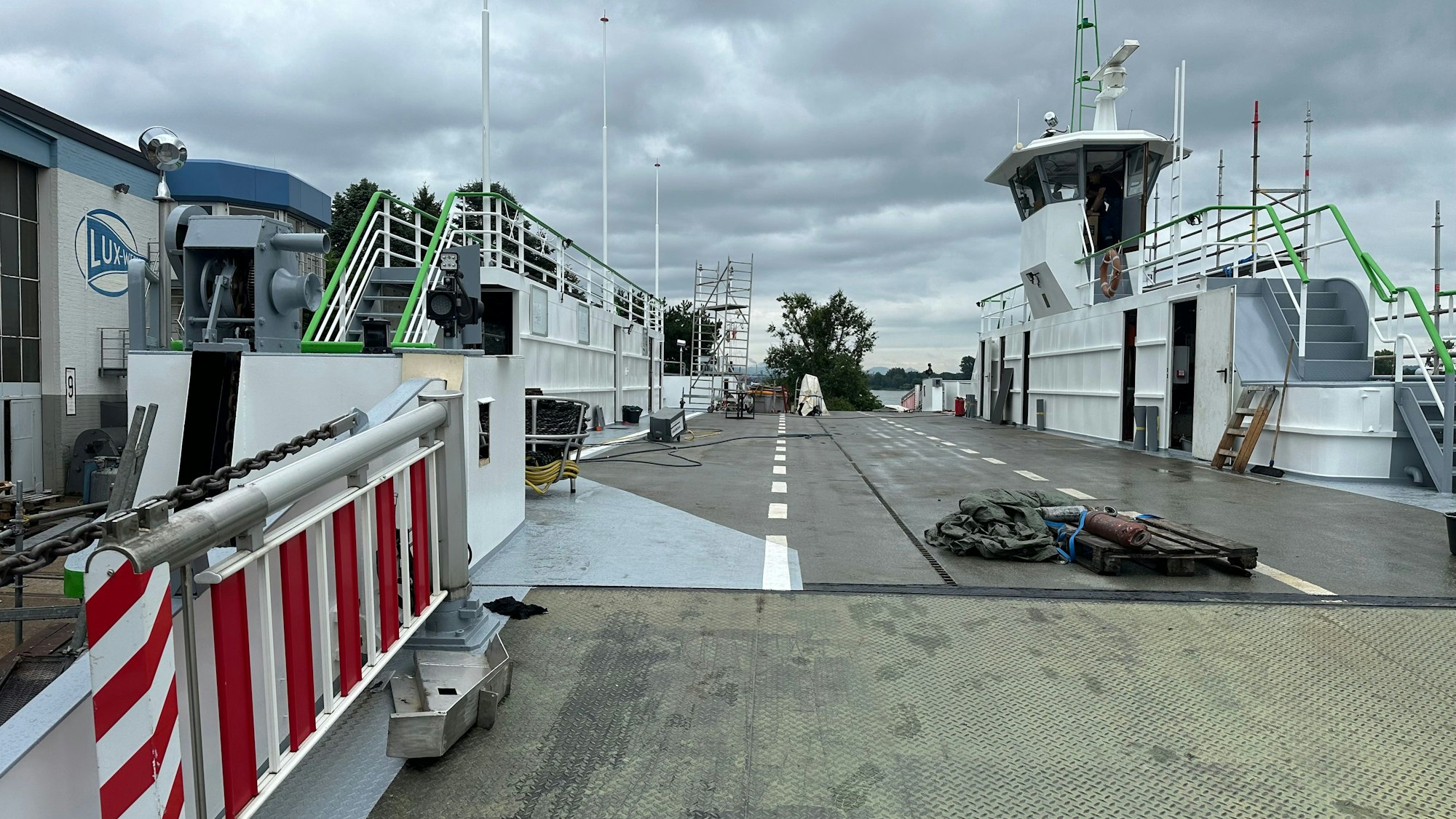 Die „Konrad Adenauer“ kann bis zu 18 Autos und 250 Personen befördern.