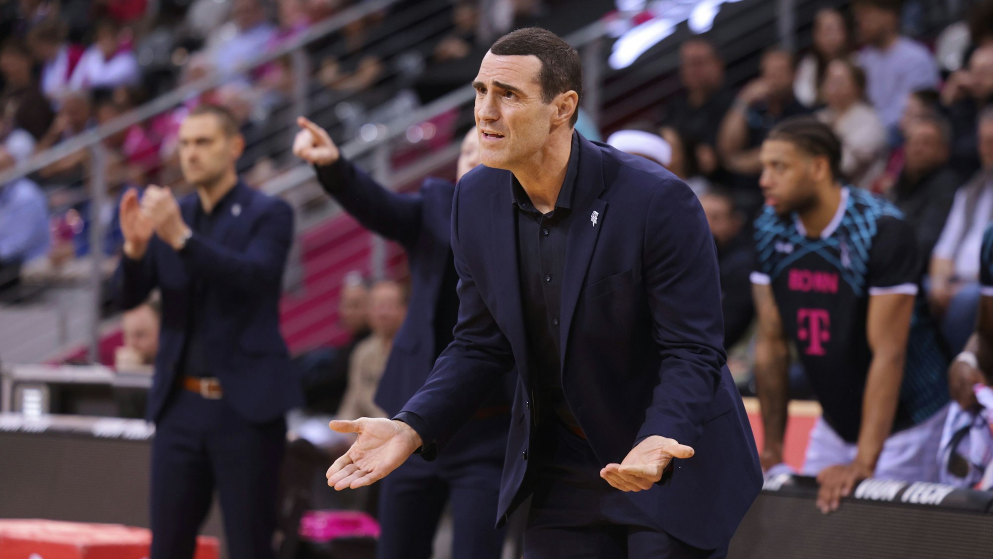 „Bitte was, wieder gegen die Bayern?“, scheint Baskets-Trainer Roel Moors zu fragen.