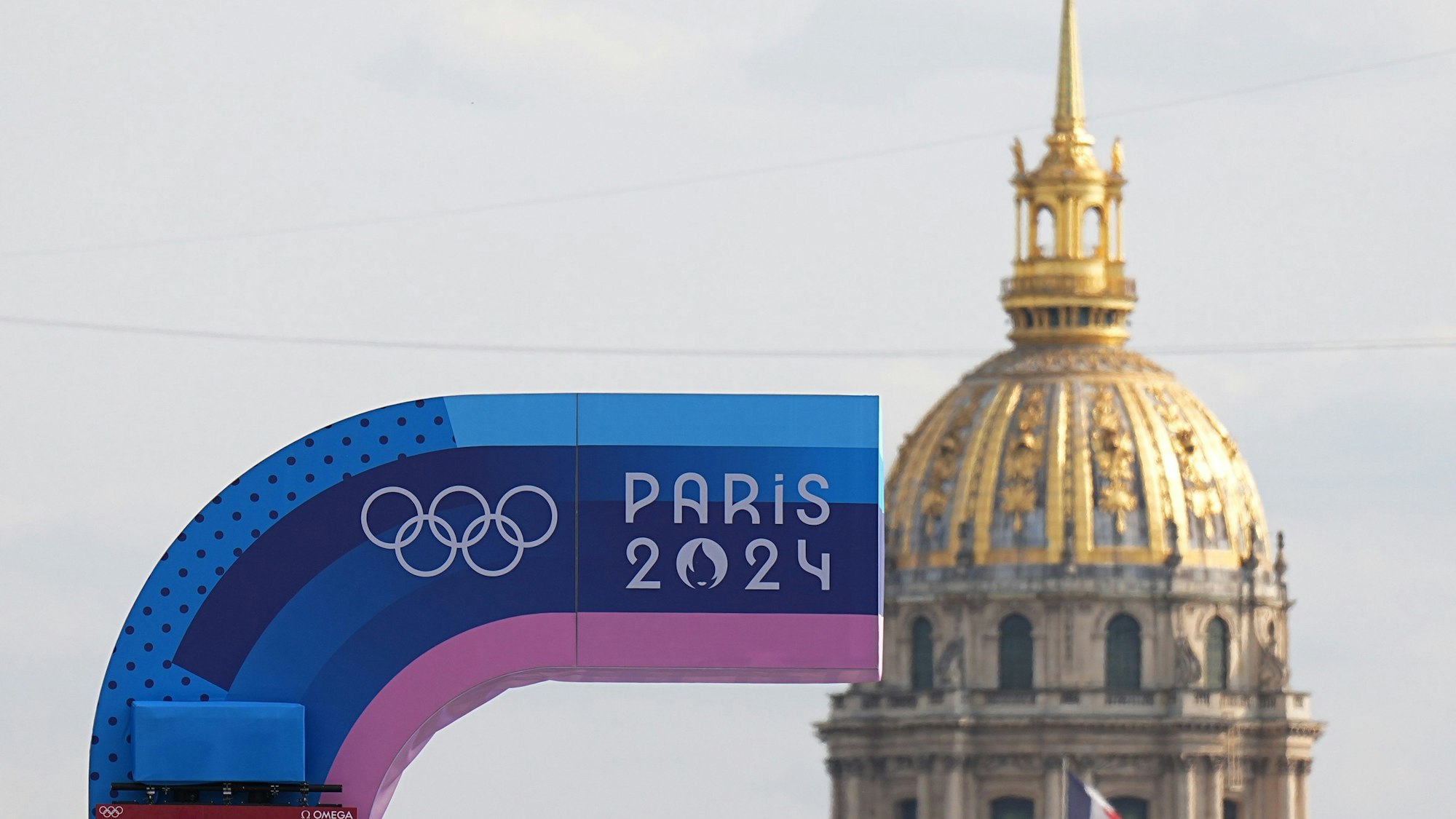 Die Olympischen Ringe sind vor der Kuppel des Invalidendoms in Paris zu sehen.