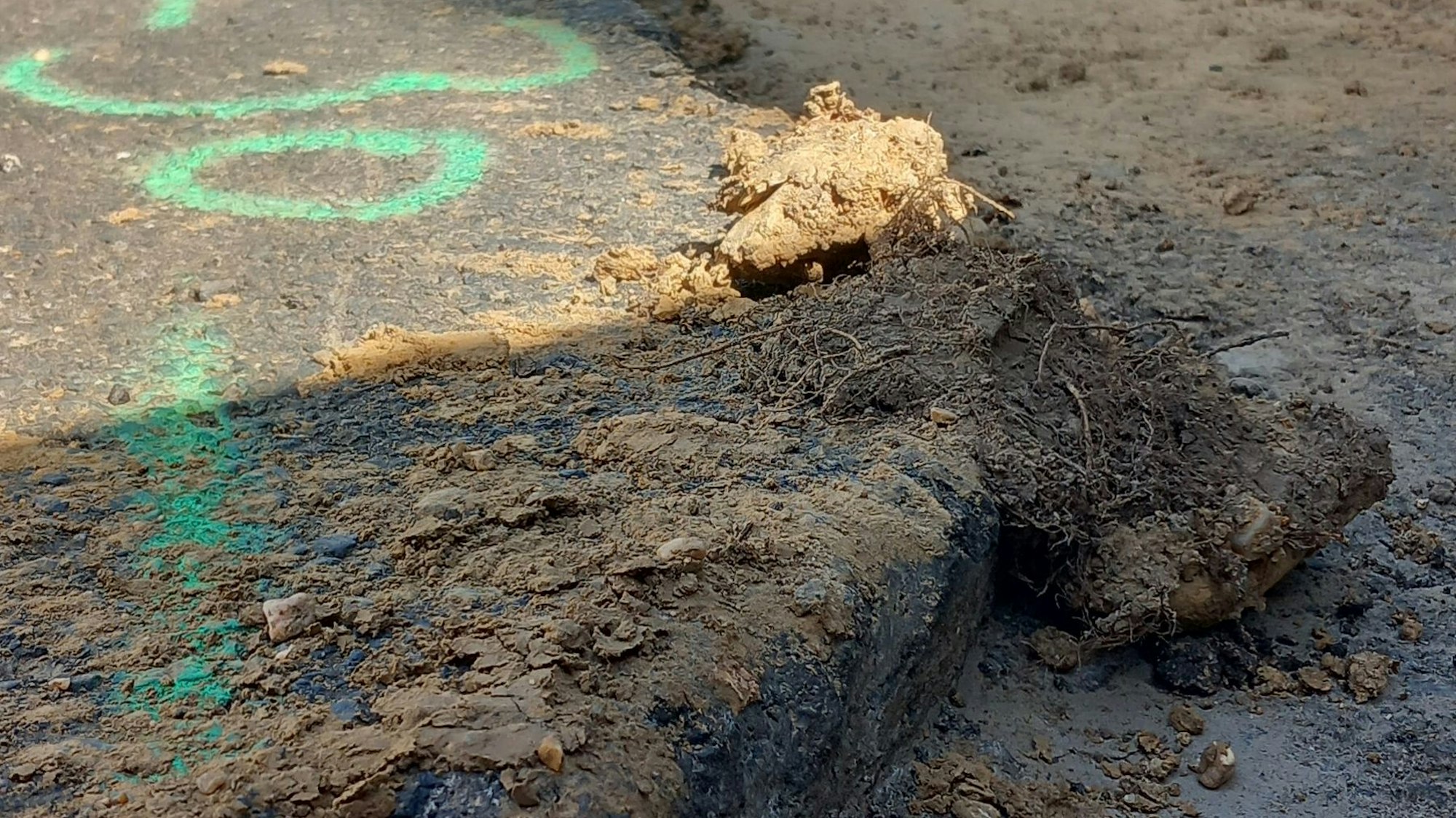 Alte Hecke, Ecke Seibachstraße türmt sich der Matsch an der Schnittkante im Asphalt.