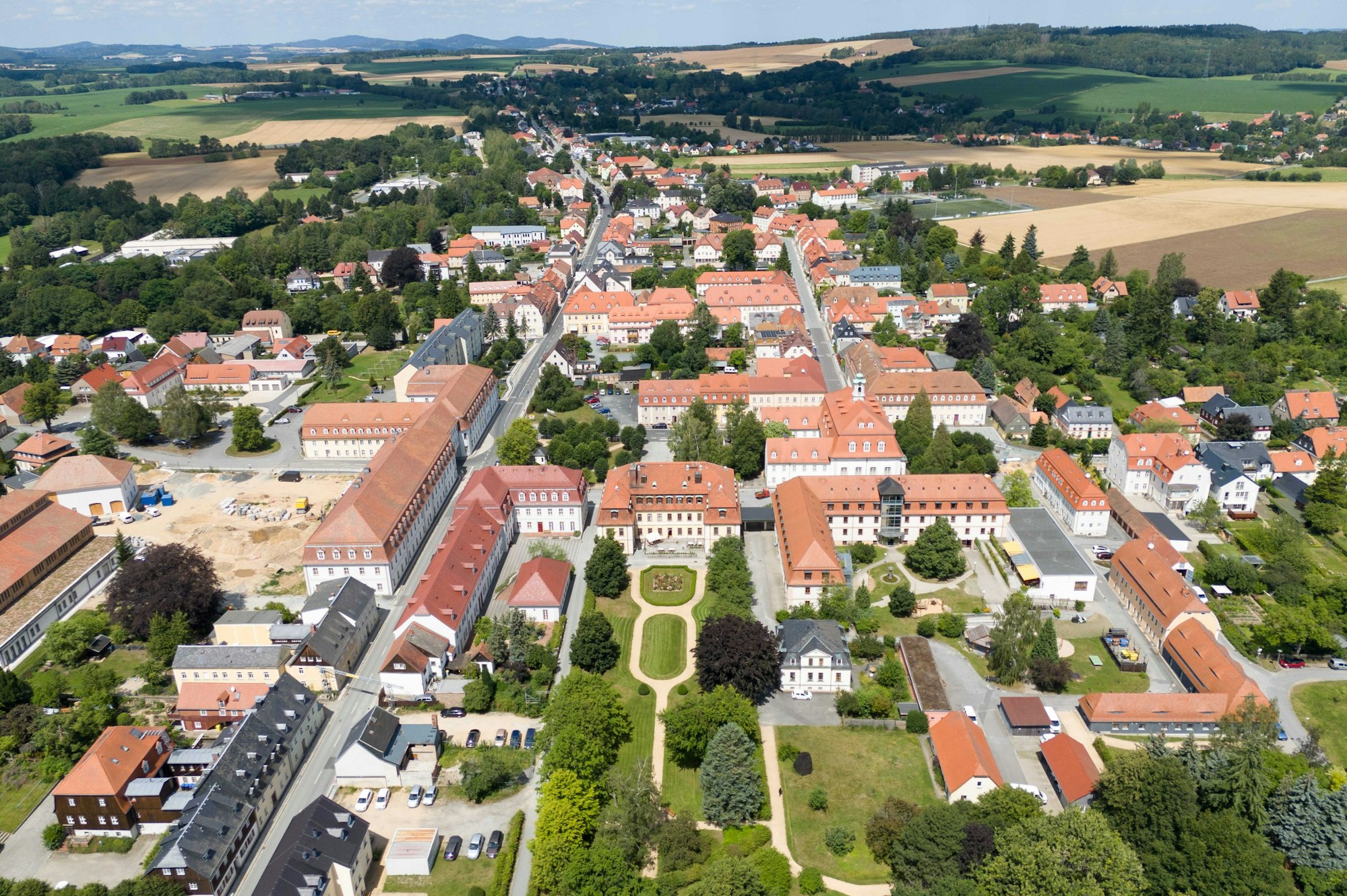 Die Kirche der Brüdergemeine Herrnhut aus der Vogelperspektive. (Archivbild)