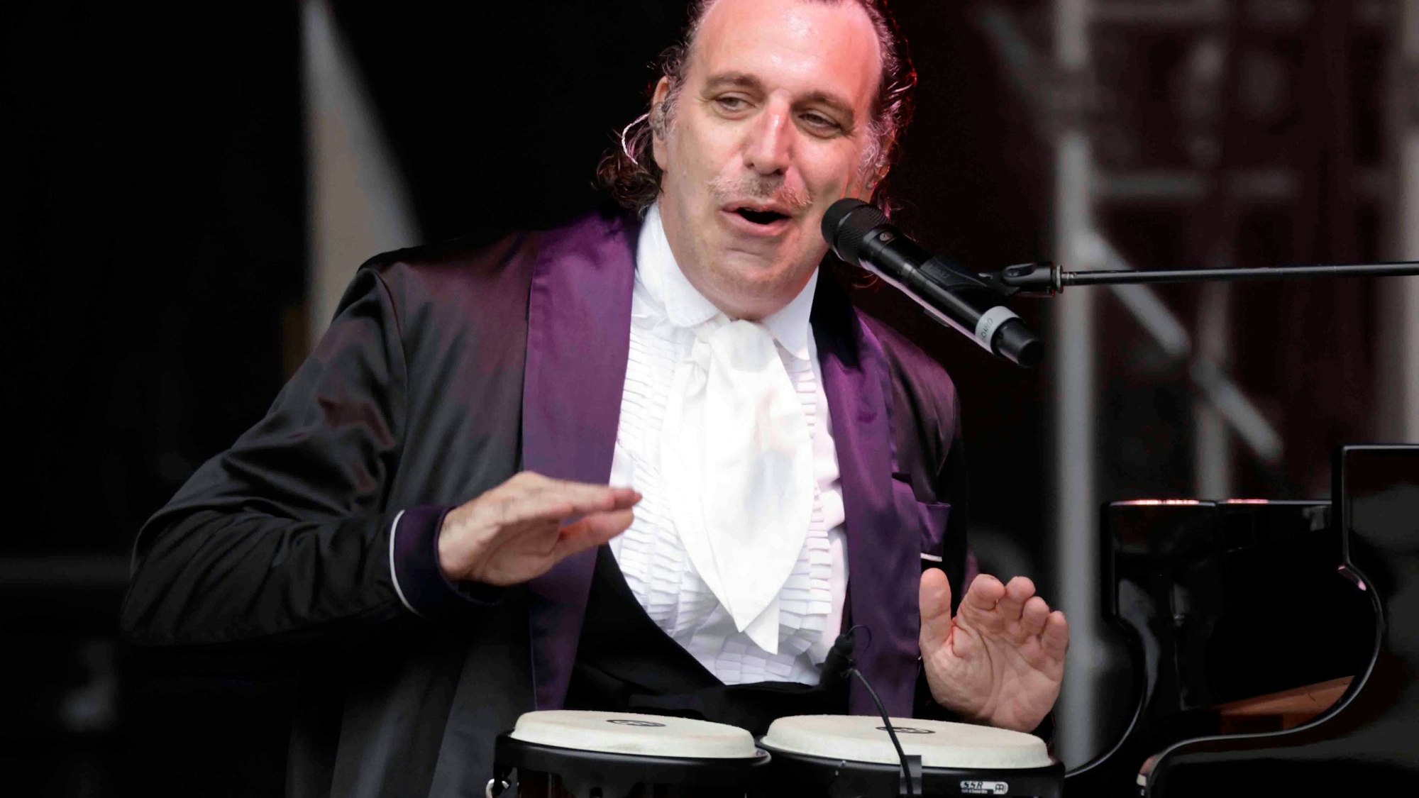 Chilly Gonzales (* 20. März 1972 als Jason Charles Beck, Kanadischer Musiker, der in Köln lebt)
"Gonzo"-Tour
am 25. Juli 2024
auf dem Roncalliplatz, 50667 Köln