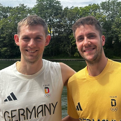 Mark Lamsfuß (r.) und Marvin Seidel blicken lächelnd in die Kamera.