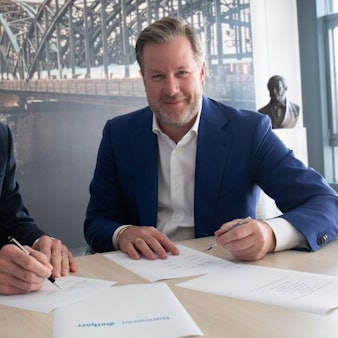 Die Vorstände der Barmenia und der Gothaer, Dr. Andreas Eurich und Oliver Schoeller bei der Unterzeichnung der Fusionsverträge für die künftige Holding.