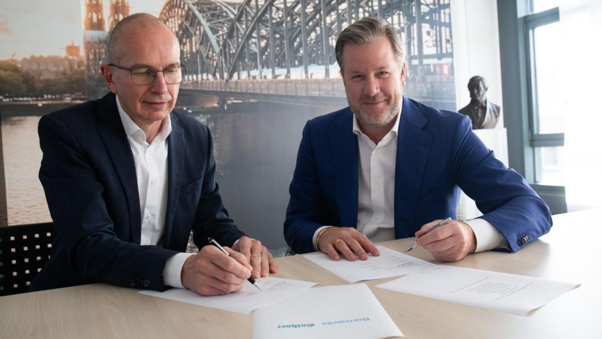 Die Vorstände der Barmenia und der Gothaer, Dr. Andreas Eurich und Oliver Schoeller bei der Unterzeichnung der Fusionsverträge für die künftige Holding.