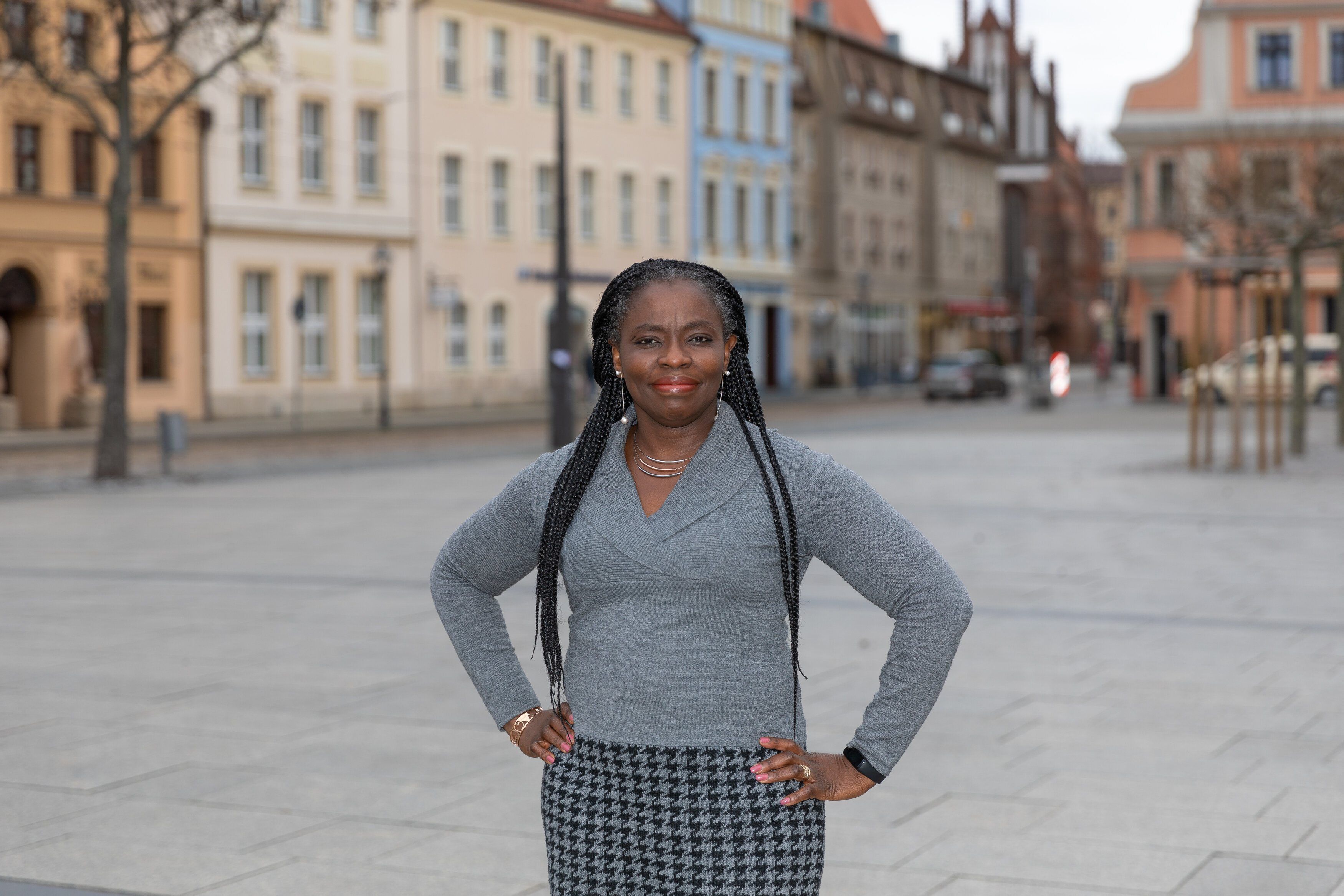 Adeline Abimnwi Awemo, Mitglied des ersten Beirates für Integration und Migration der Stadt Cottbus, steht auf dem Altmarkt.