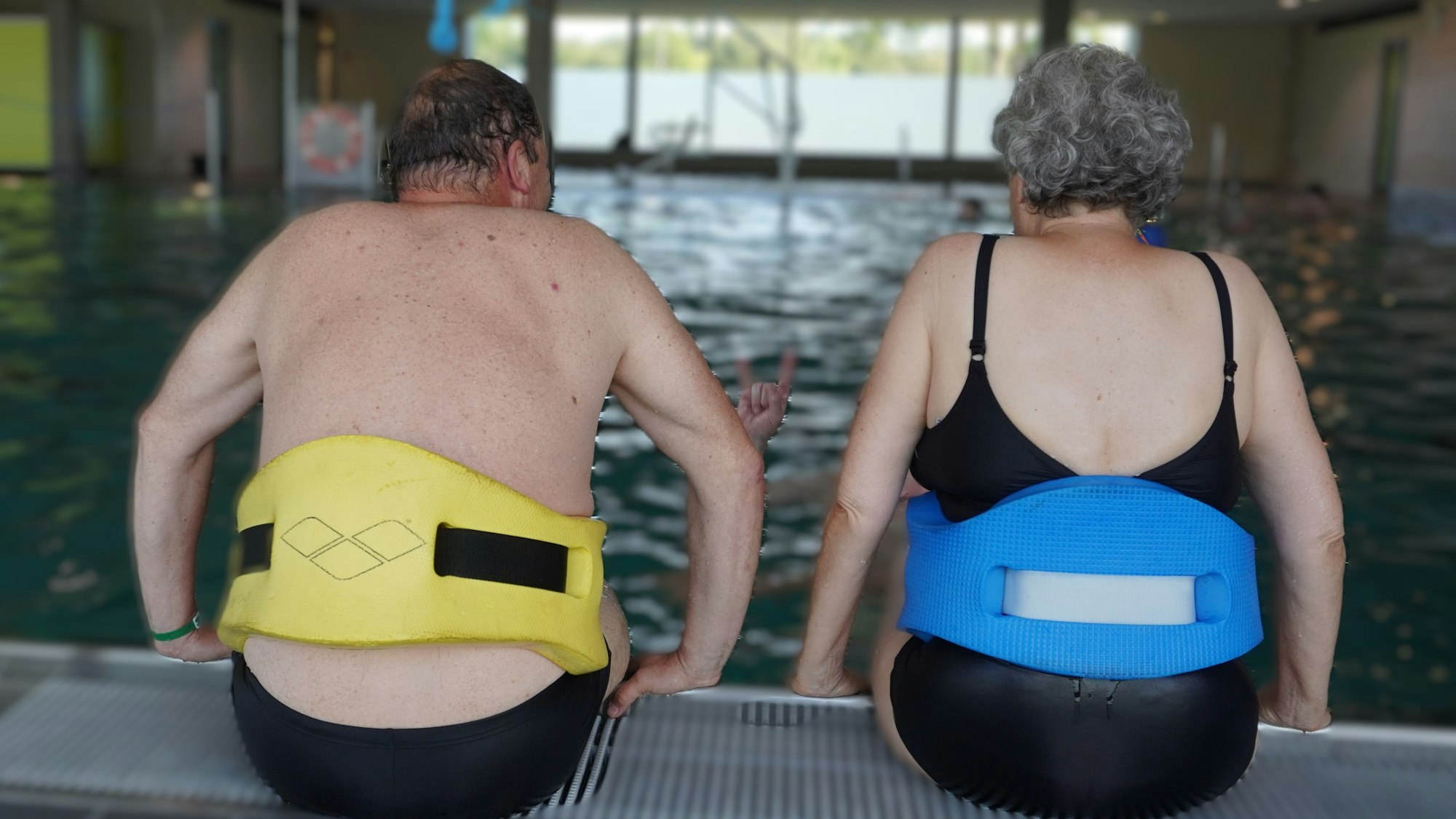 Zwei Senioren mit einem Aqua-Jogging-Gürtel.