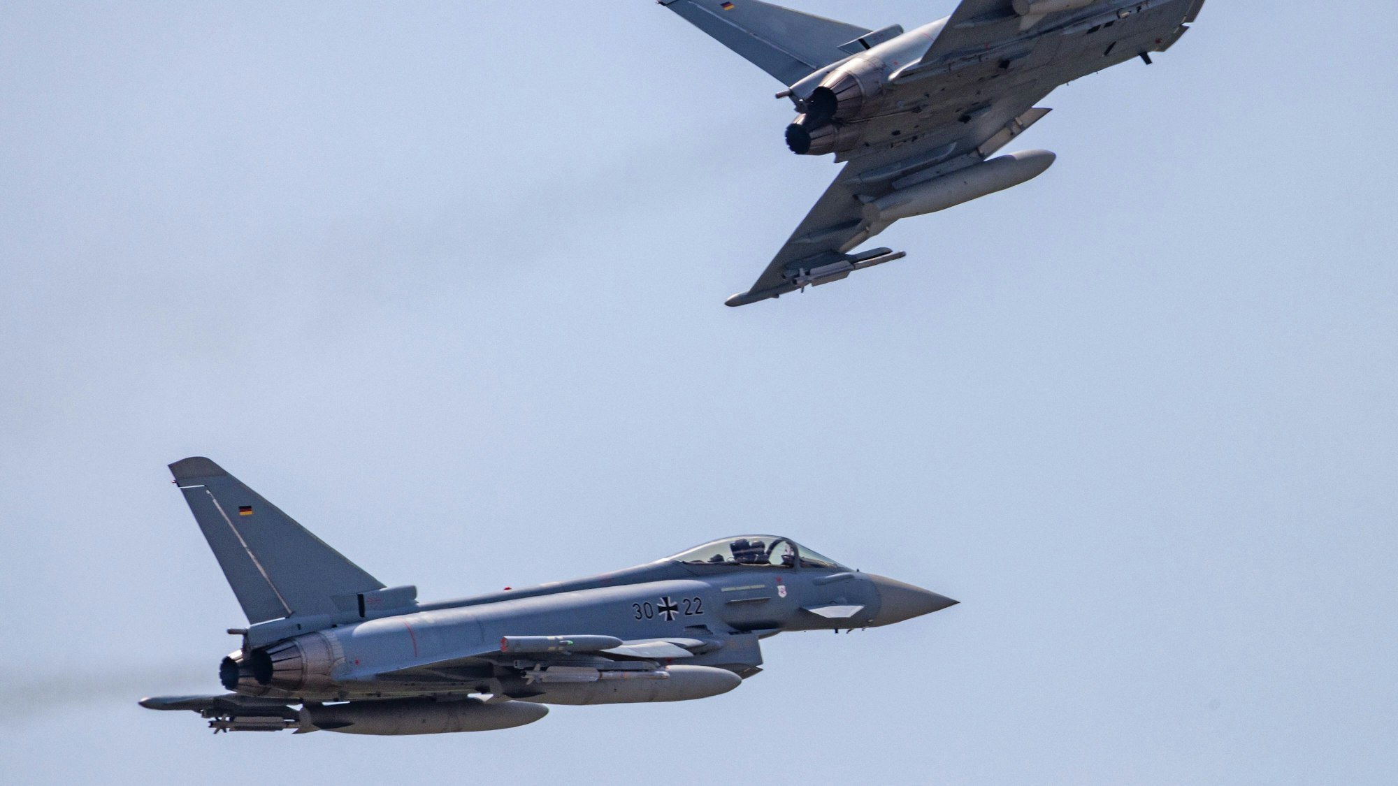 Kampfflugzeuge vom Typ Eurofighter fliegen am Tag der Bundeswehr eine Übung am Fliegerhorst Holzdorf.