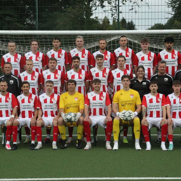 Artem Donchenko (oben, von links), Sebastian Witt, Linus Salm, Tim Becker, Jan Kostorz, Mika Jetlaff, Jannik Goethe, Ali Akber Motazawi, Shogo Aikawa, Co-Trainer Stefan Behr O`Hara (Mitte, von links), Trainer Marcus Voike, Jan Lucas Mowitz, Linus Zakrzewski, Nicholas Caspar, Marc Banko, Ludovico Von Braun, Physiotherapeutin Kathi Ritter, Torwart-Trainer Dennis Quardt, Betreuer Christian Patz, Sportlicher Leiter Andy Wind, Eric Zientz (unten, von links), Noureddine Benidir, Michel Möller, Sebastian Klein, Nikolas Klosterhalfen, Fabius Leipelt, Justin Kürten, Nils Stephan und Gian-Luca Blazic vom TuS Oberpleis.