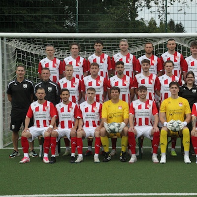 Artem Donchenko (oben, von links), Sebastian Witt, Linus Salm, Tim Becker, Jan Kostorz, Mika Jetlaff, Jannik Goethe, Ali Akber Motazawi, Shogo Aikawa, Co-Trainer Stefan Behr O`Hara (Mitte, von links), Trainer Marcus Voike, Jan Lucas Mowitz, Linus Zakrzewski, Nicholas Caspar, Marc Banko, Ludovico Von Braun, Physiotherapeutin  Kathi Ritter, Torwart-Trainer Dennis Quardt, Betreuer Christian Patz, Sportlicher Leiter Andy Wind, Eric Zientz (unten, von links), Noureddine Benidir, Michel Möller, Sebastian Klein, Nikolas Klosterhalfen, Fabius Leipelt, Justin Kürten, Nils Stephan und  Gian-Luca Blazic vom TuS Oberpleis.