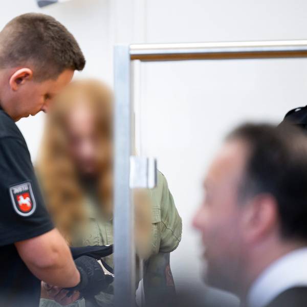 Die weibliche Angeklagte kommt vor Verhandlungsbeginn in einen Gerichtssaal im Landgericht Hannover.
