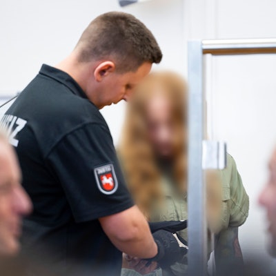 Die weibliche Angeklagte kommt vor Verhandlungsbeginn in einen Gerichtssaal im Landgericht Hannover.