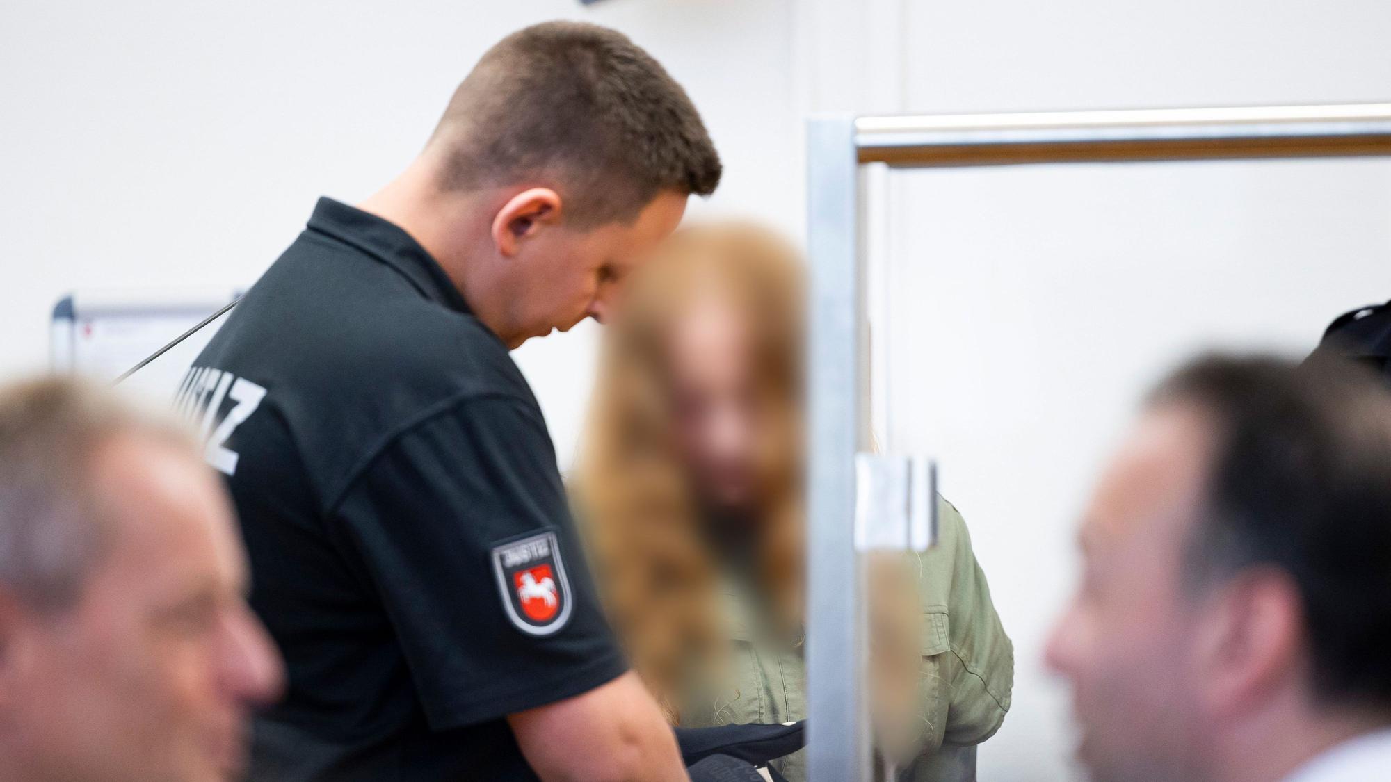 Die weibliche Angeklagte kommt vor Verhandlungsbeginn in einen Gerichtssaal im Landgericht Hannover.