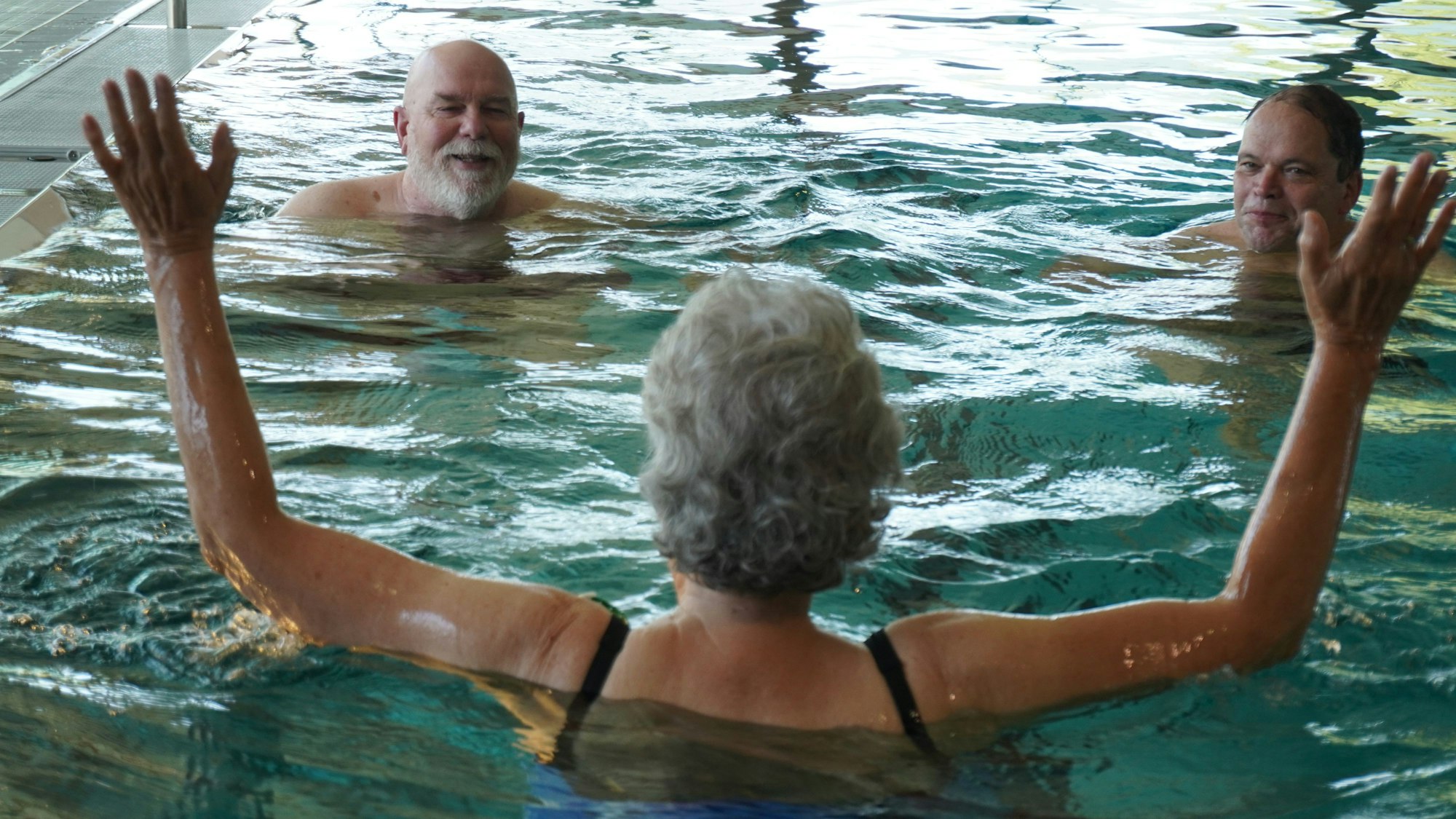 Senioren im Schwimmbad.