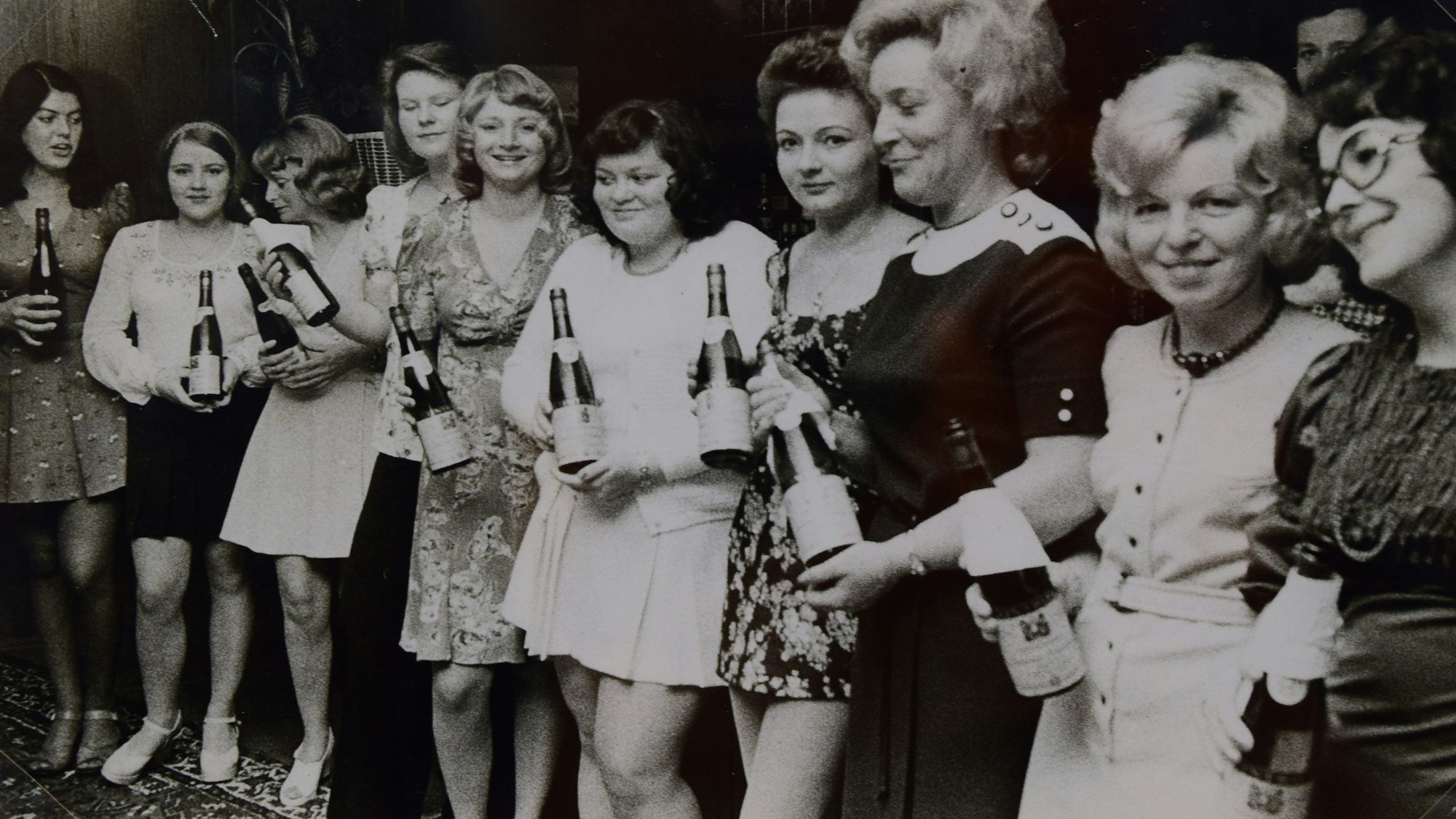 Troisdorf, "Alles was das Herz begehrt" heißt eine Ausstellung in der Remise der Burg Wissem; sie beleuchtet die 14 Jahre währende Geschichte des Kaufhauses Hertie in Troisdorf. Thomas Weigel, Dr. Petra Recklies-Dahlmann, Dr. Pauline Liesen; Mitarbeiterinnen servierten bei der Weinprobe