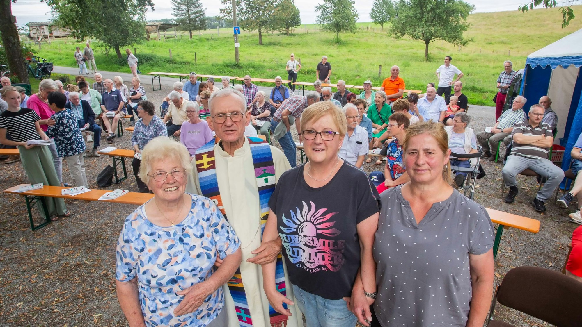 Ein Mann und drei Damen.