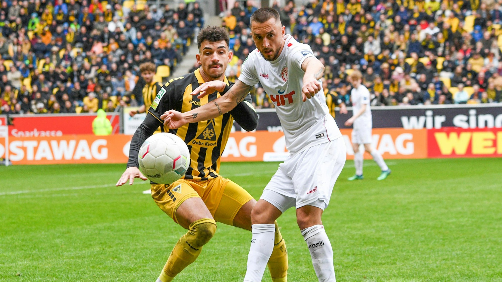 v.li.: Mika Hanraths Alemannia Aachen, 15, Dominik Ernst Fortuna Köln, 2, Zweikampf, Duell, duel, tackle, tackling, Dynamik, Action, Aktion, 30.03.2024, Aachen Deutschland, Fussball, Regionalliga West, Alemannia Aachen - Fortuna Köln *** v li Mika Hanraths Alemannia Aachen, 15 , Dominik Ernst Fortuna Köln, 2 , duel, duel, tackle, tackling, dynamics, action, action, 30 03 2024, Aachen Germany , Football, Regionalliga West, Alemannia Aachen Fortuna Köln xmhx