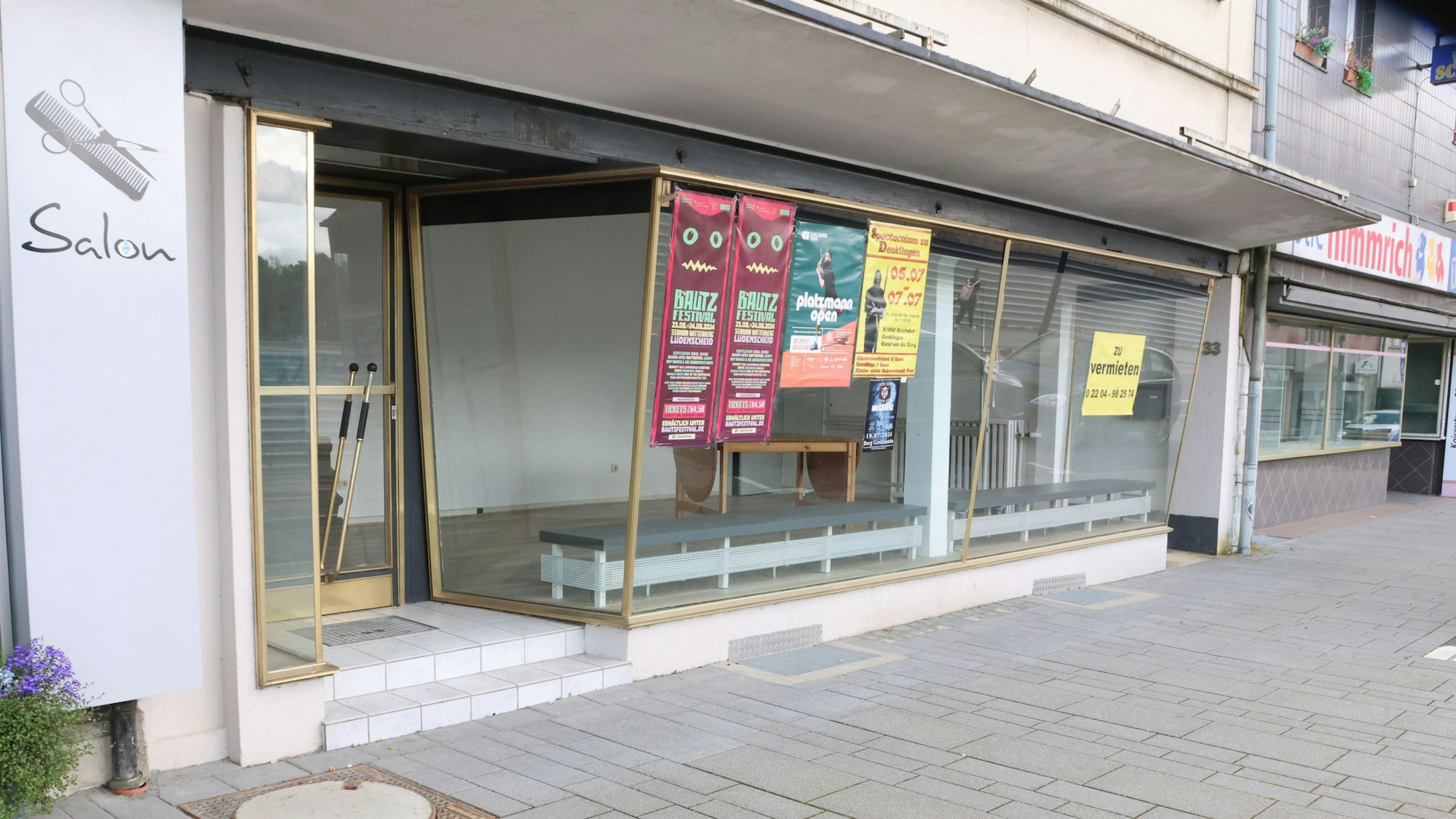 Vor diesem Haus an der Kaiserstraße in Waldbröl sollen die drei neuen Pflastersteine ins Pflaster gefügt werden.