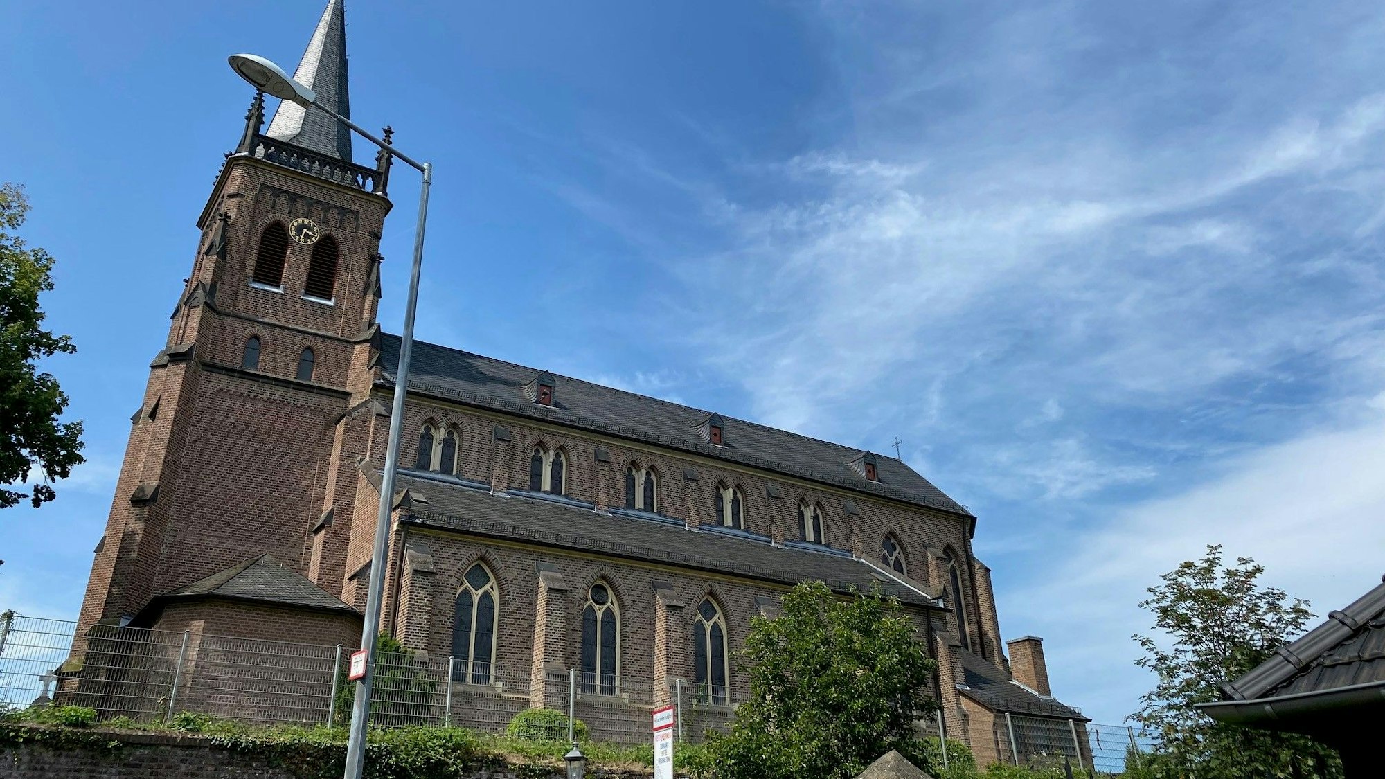 Zu sehen ist eine Kirche vor blauem Himmel.