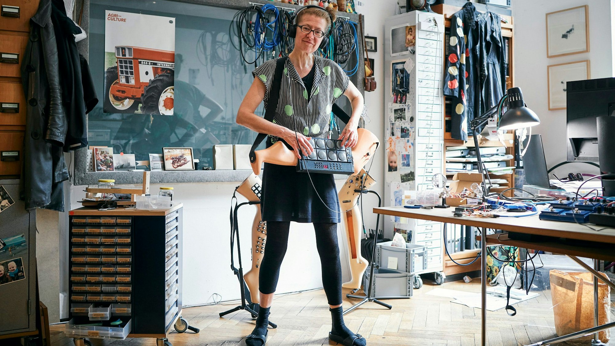 Britta Fehrmann von der Band 120DEN baut Synthesizer aus Dekobeinen für Damenstrümpfe.