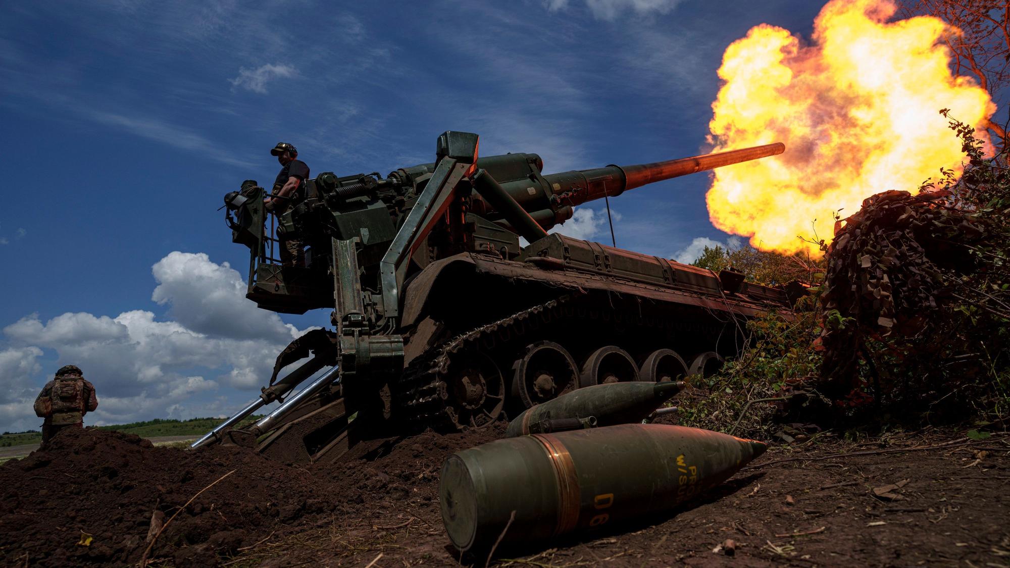 Ukrainische Soldaten der 43. Artilleriebrigade feuern mit einer Panzerhaubitze 2S7 auf russische Stellungen an der Frontlinie in der Region Donezk.