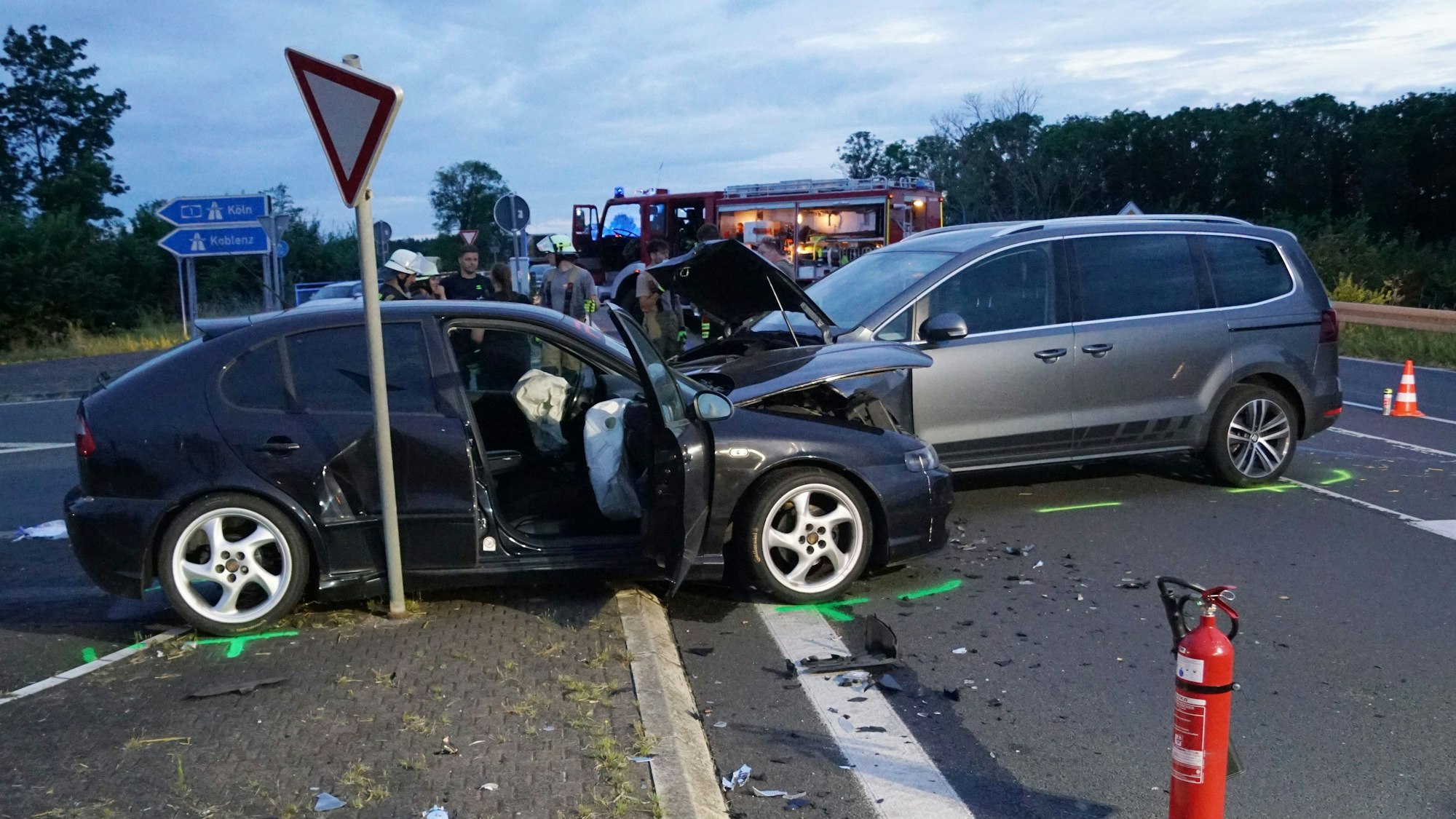 Das Bild zeigt die stark beschädigten Fahrzeuge im Bereich der Kreuzung.