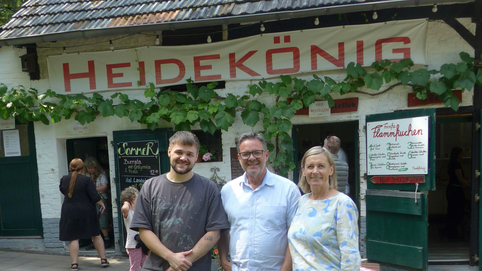 Julian Pilger, Thomas Pilger und Marietta Bungartz (v.l.n.r.) sorgen im Heidkönig für entspannte Momente.