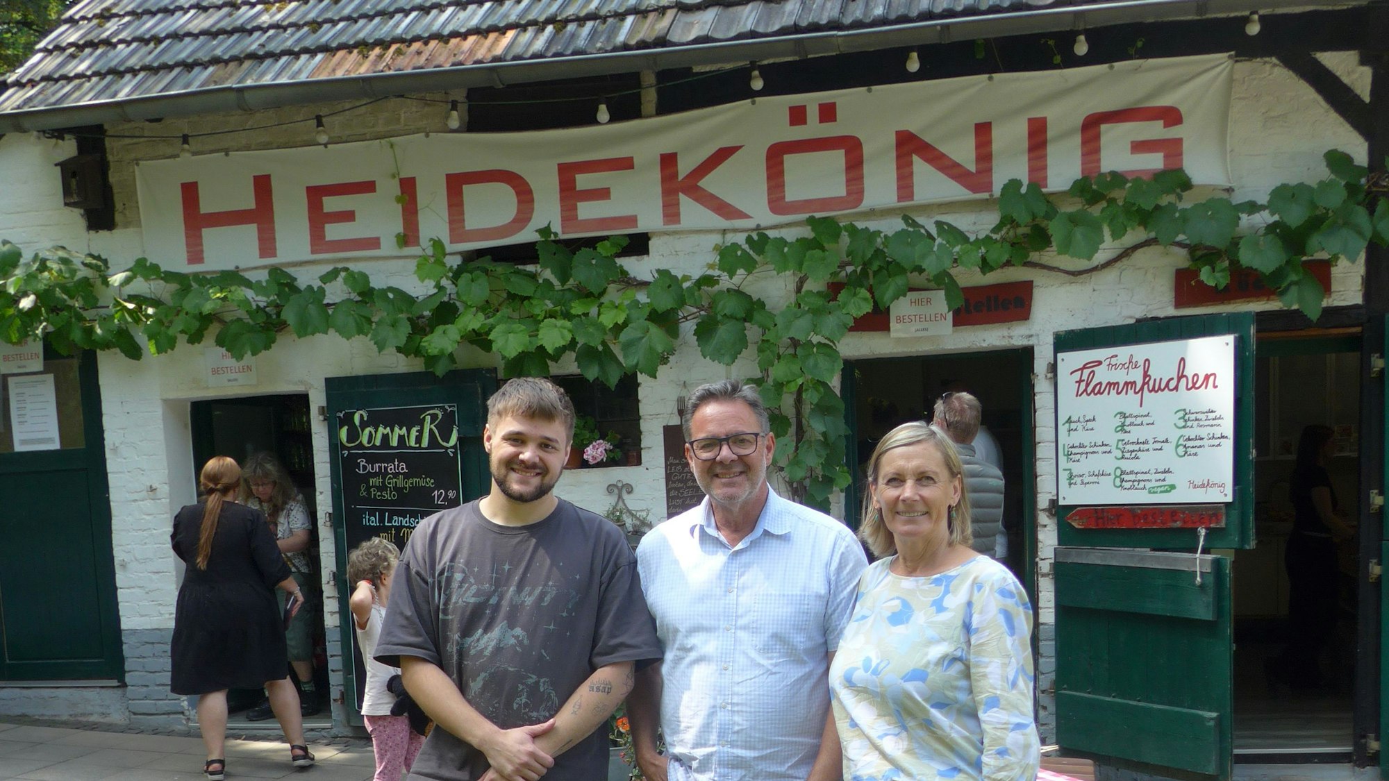 Julian Pilger, Thomas Pilger und Marietta Bungartz (v.l.n.r.) sorgen im Heidkönig für entspannte Momente.