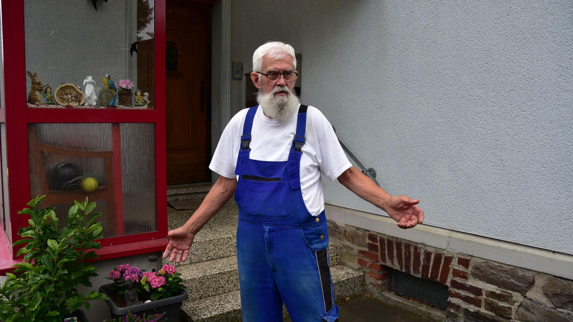 Ein Mann im Blaumann.