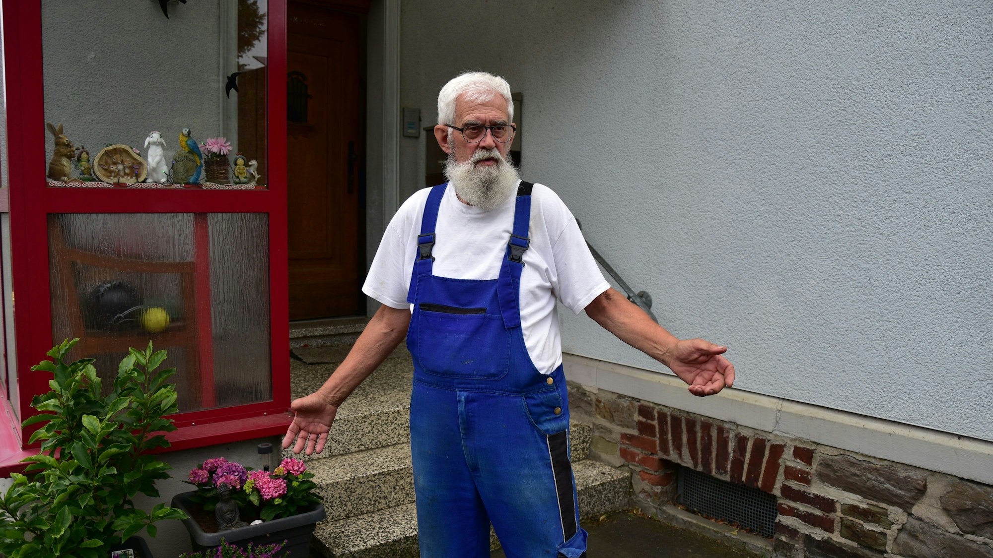 Ein Mann im Blaumann.