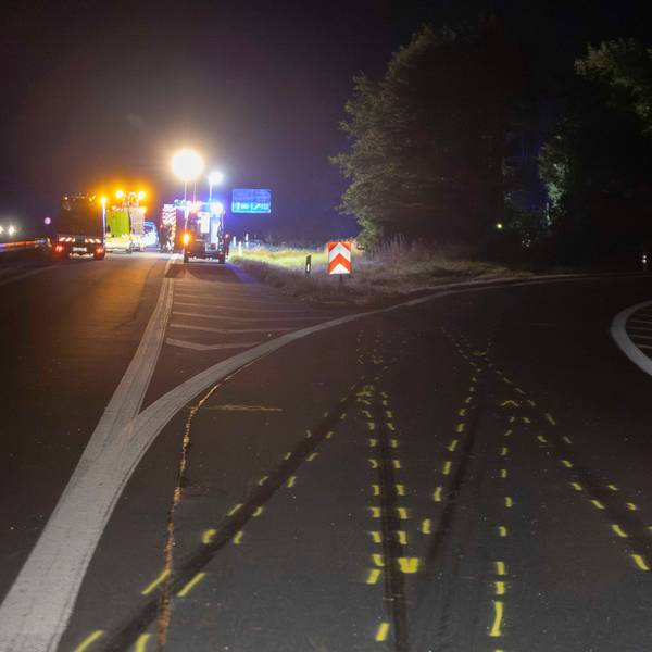 Nach einen Unfall haben Einsatzkräfte Spuren auf der A44 und der die Auffahrt zur A1 in Richtung Köln markiert.