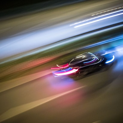 Zu Lichtspuren verwischt sind die Fahrzeuge auf der Autobahn.