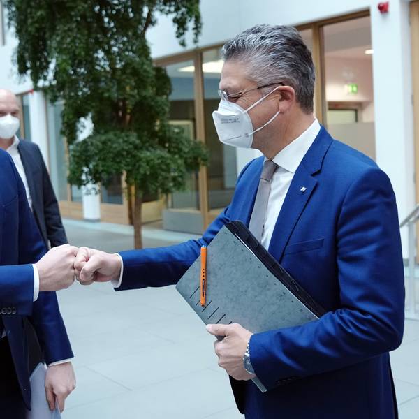 Jens Spahn (l, CDU), damals geschäftsführender Bundesminister für Gesundheit, und Lothar H. Wieler, damals Präsident des Robert-Koch-Instituts (RKI), kommen zur Pressekonferenz zur Corona-Pandemie.