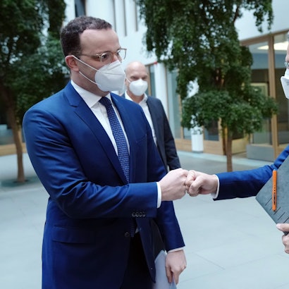 Jens Spahn (l, CDU), damals geschäftsführender Bundesminister für Gesundheit, und Lothar H. Wieler, damals Präsident des Robert-Koch-Instituts (RKI), kommen zur Pressekonferenz zur Corona-Pandemie.