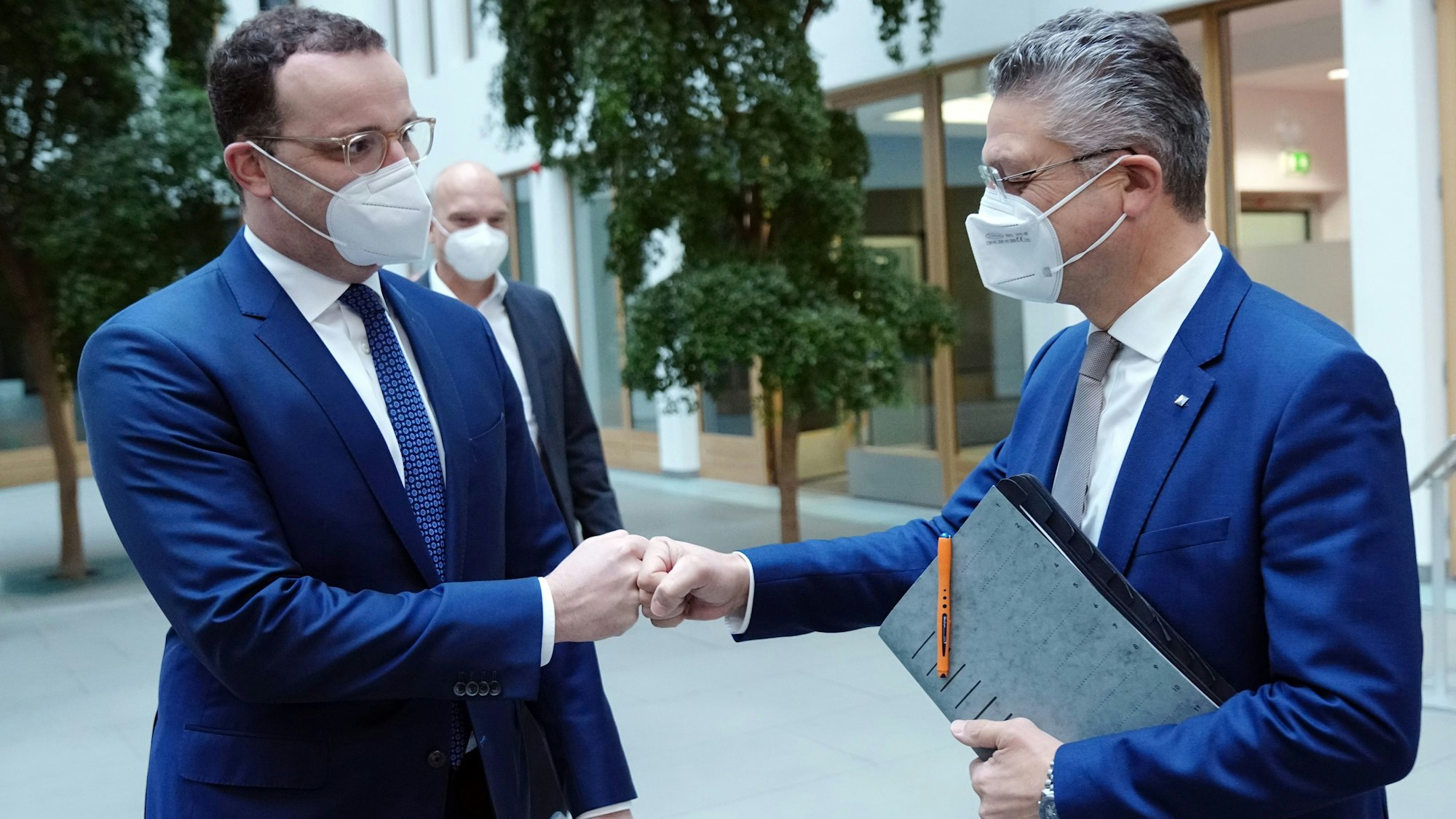 Jens Spahn (l, CDU), damals geschäftsführender Bundesminister für Gesundheit, und Lothar H. Wieler, damals Präsident des Robert-Koch-Instituts (RKI), kommen zur Pressekonferenz zur Corona-Pandemie.