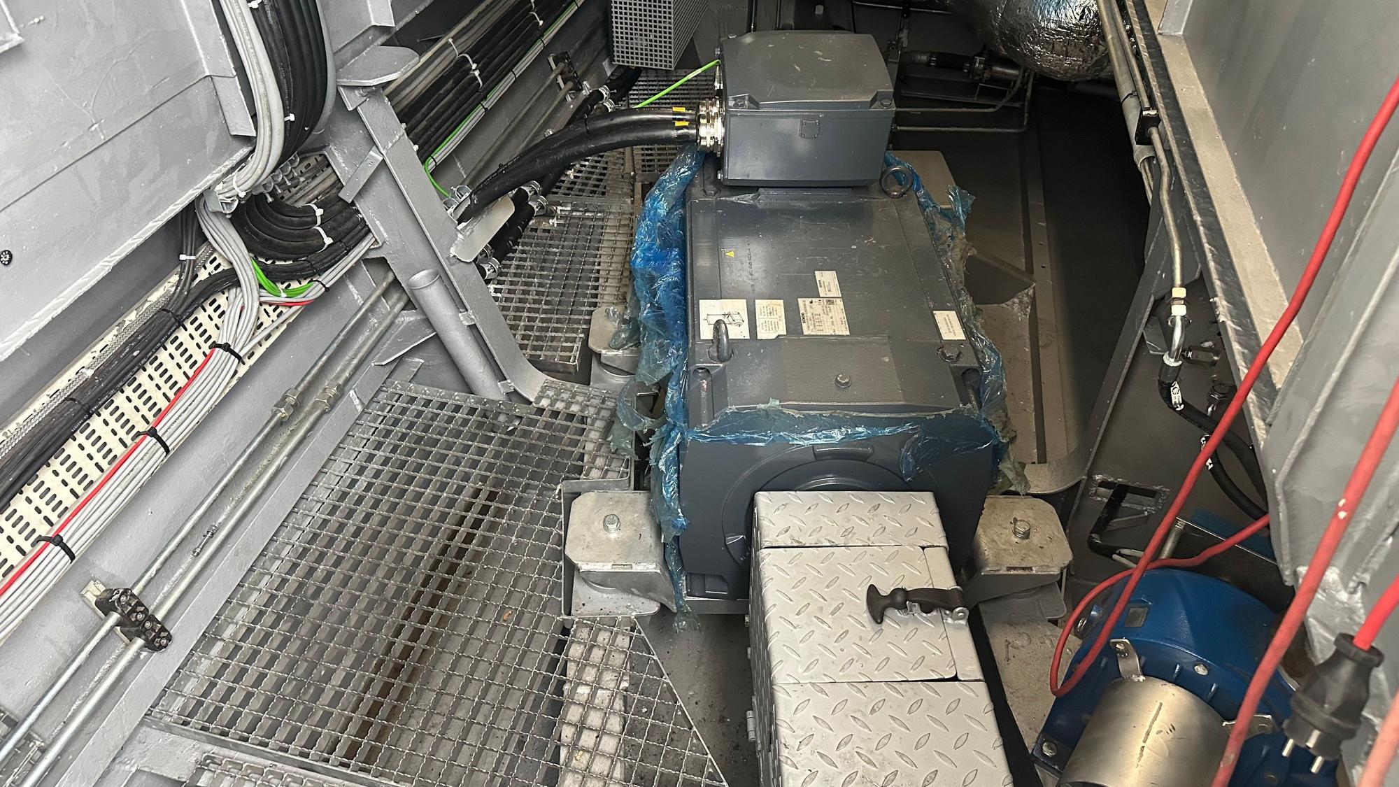 Noch sind sie mit blauer Folie geschützt. Der neuen Elektroantriebe der Fähre sind schon an ihrem Platz montiert.