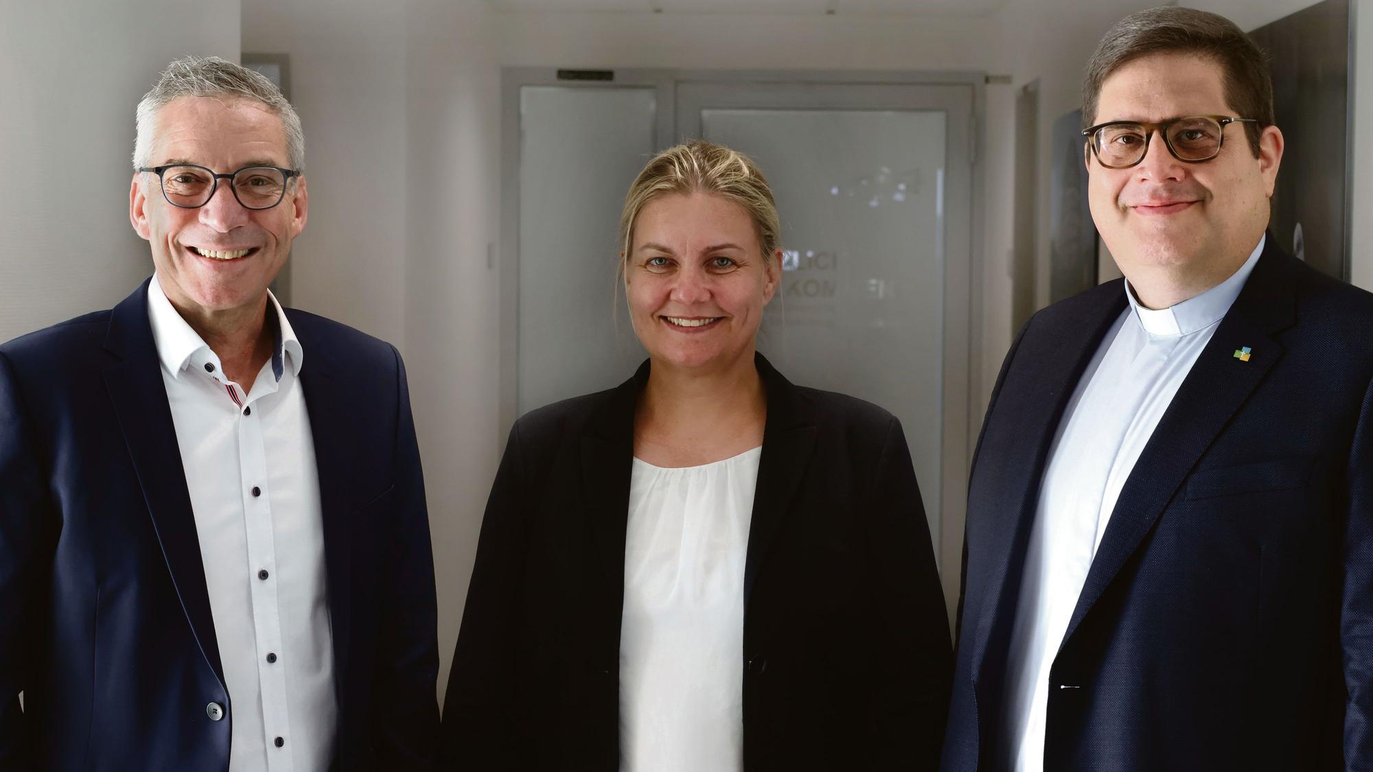 Das Bild zeigt die neue Geschäftsführung und Pfarrer Tobias Hopmann.