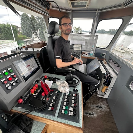 Die Fähre Konrad Adenauer wird auf der Lux Werft in Mondorf auf Elektroantrieb umgestellt.