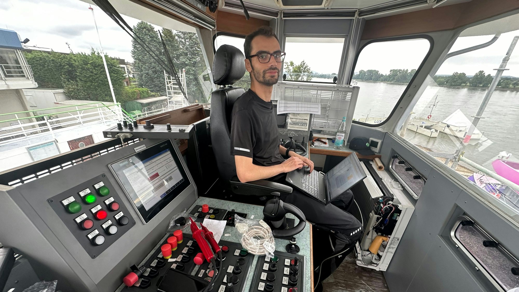 Die Fähre Konrad Adenauer wird auf der Lux Werft in Mondorf auf Elektroantrieb umgestellt.