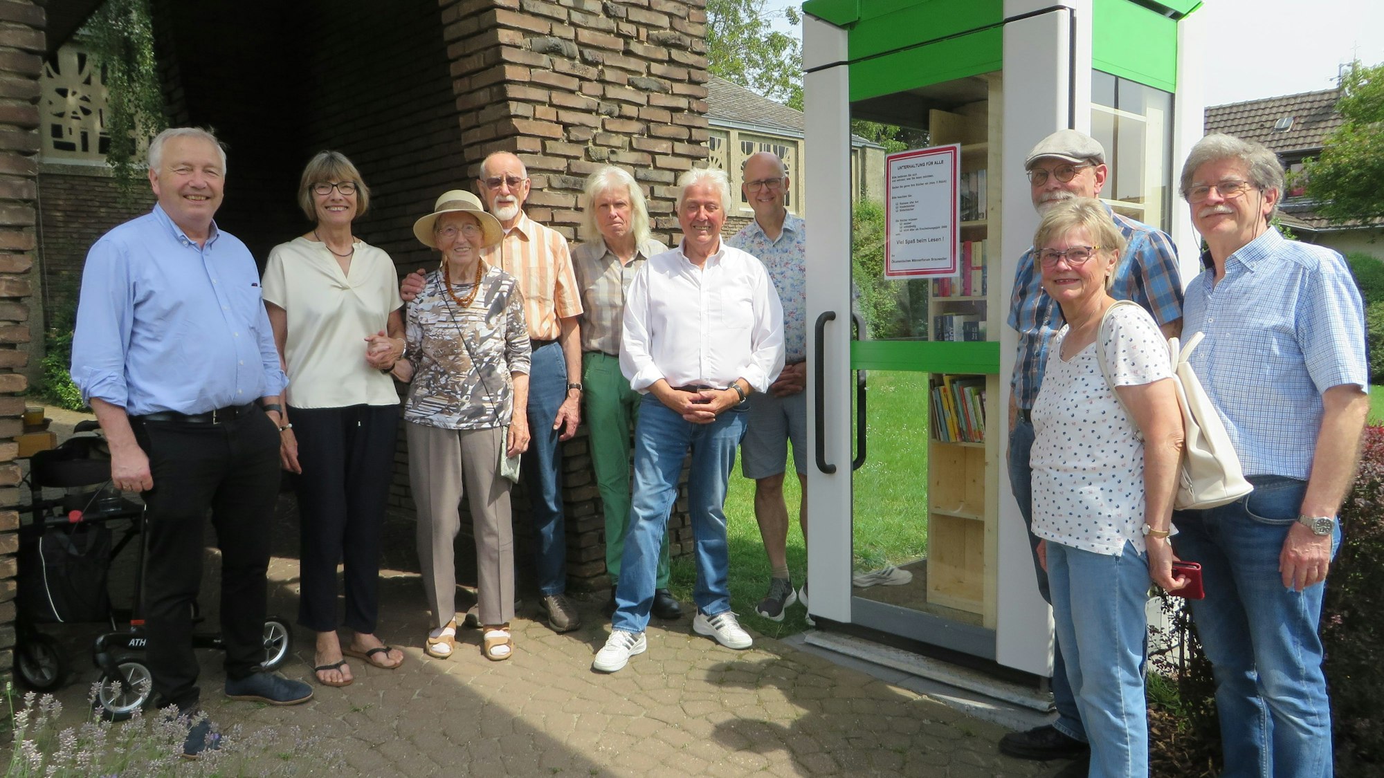 Drei Frauen und sieben Männer stehen einer
