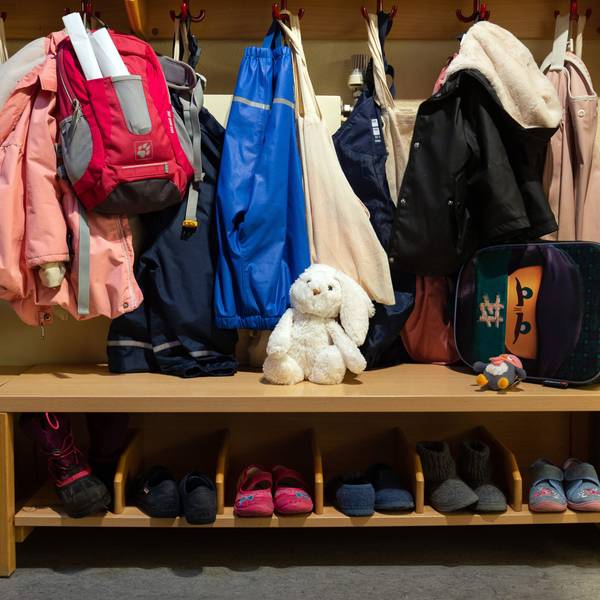 In der Garderobe in einer Kindertagesstätte hängen Kinderjacken.