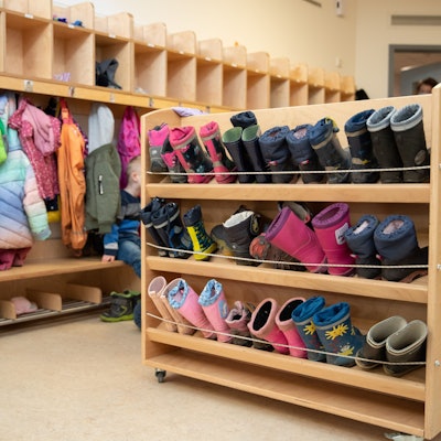 ARCHIV - 26.03.2021, Niedersachsen, Osnabrück: Kinderstiefel stecken in einem Regal in einer Kindertagesstätte. (zu dpa: «Kita-Gruppe kann in Notfällen weiterhin größer sein») Foto: Friso Gentsch/dpa +++ dpa-Bildfunk +++