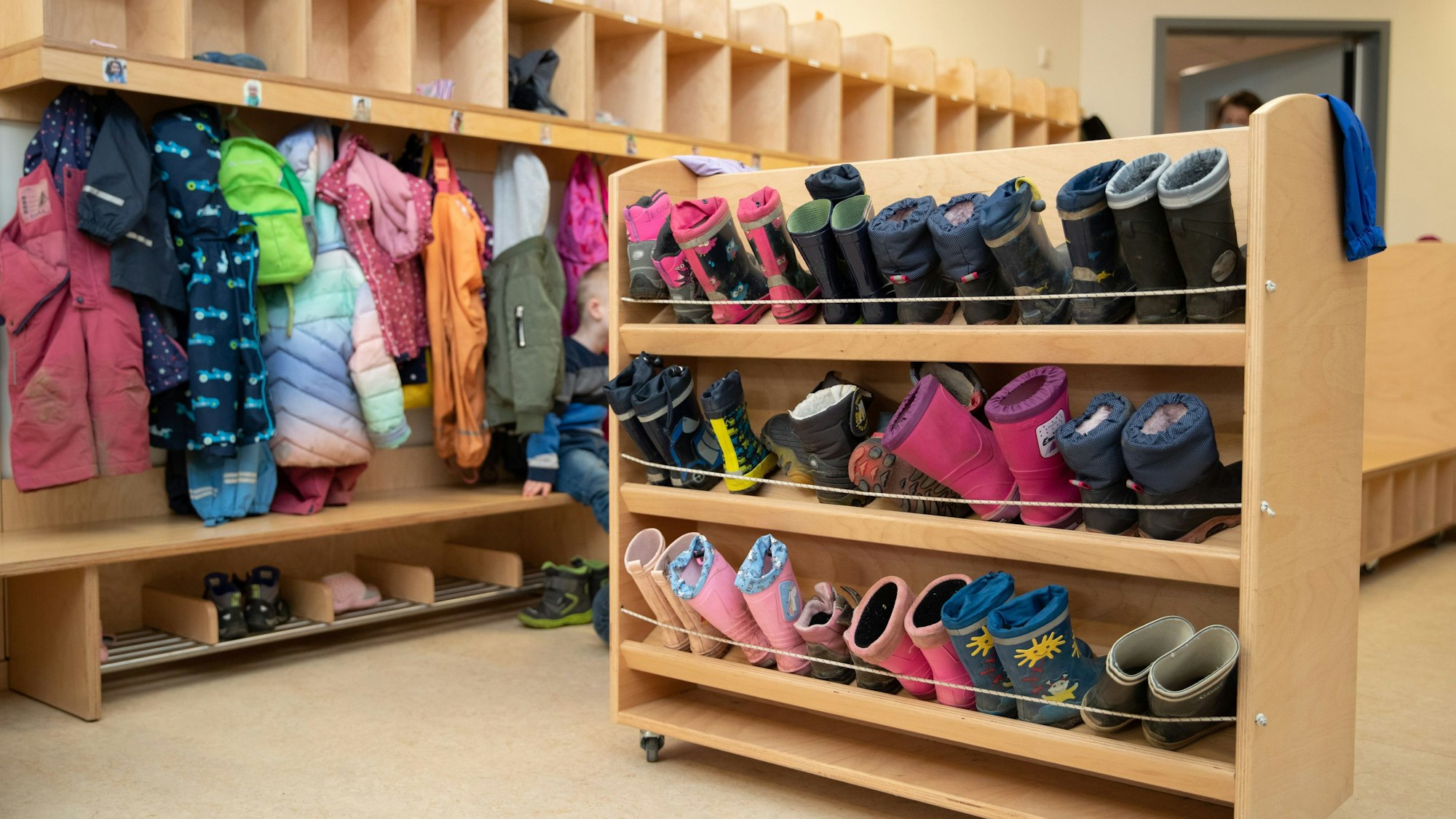 ARCHIV - 26.03.2021, Niedersachsen, Osnabrück: Kinderstiefel stecken in einem Regal in einer Kindertagesstätte. (zu dpa: «Kita-Gruppe kann in Notfällen weiterhin größer sein») Foto: Friso Gentsch/dpa +++ dpa-Bildfunk +++