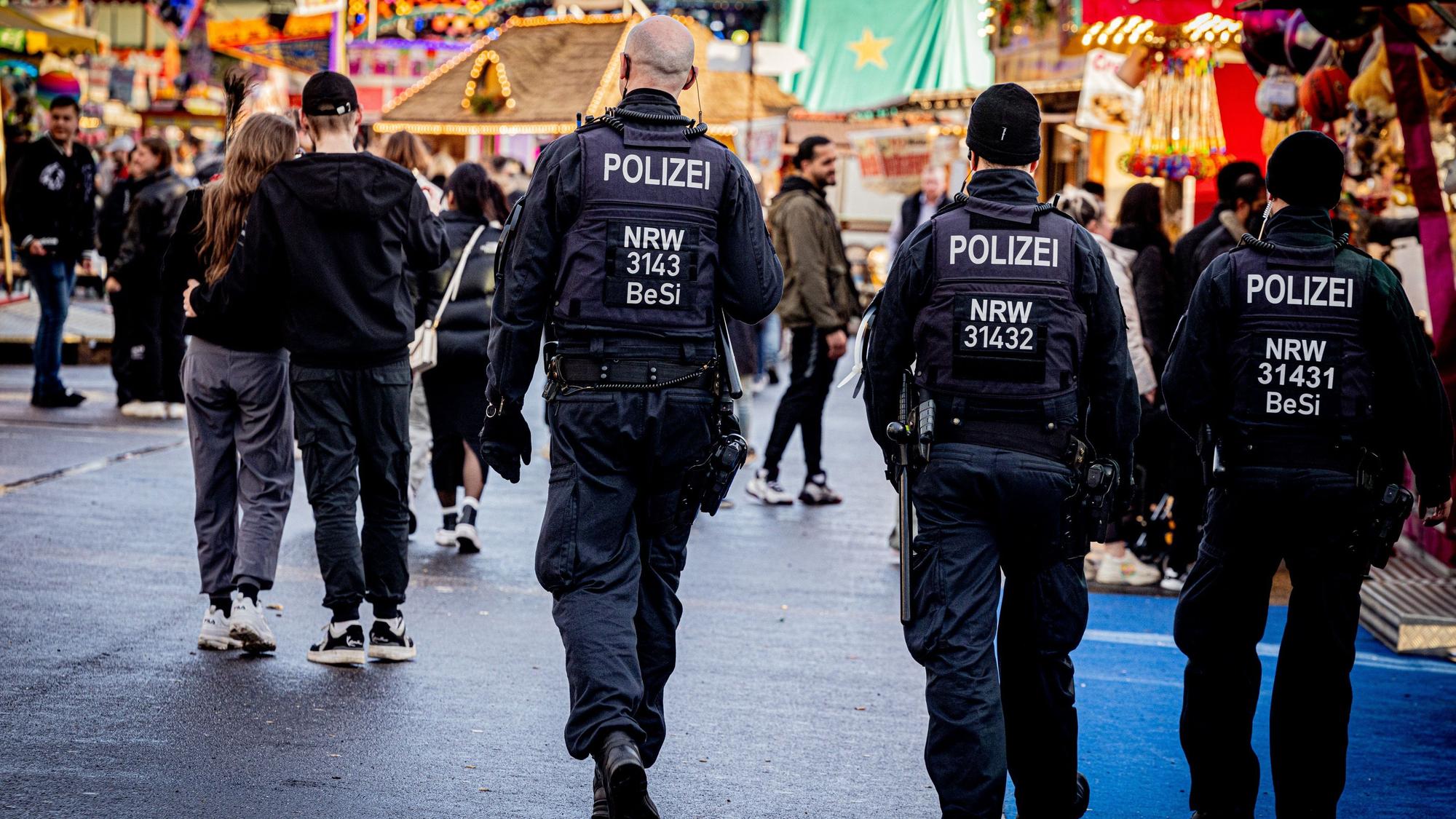 Osterkirmes 2024 in Köln-Deutz. Polizei und Ordnungsamt auf gemeinsamer Streife.