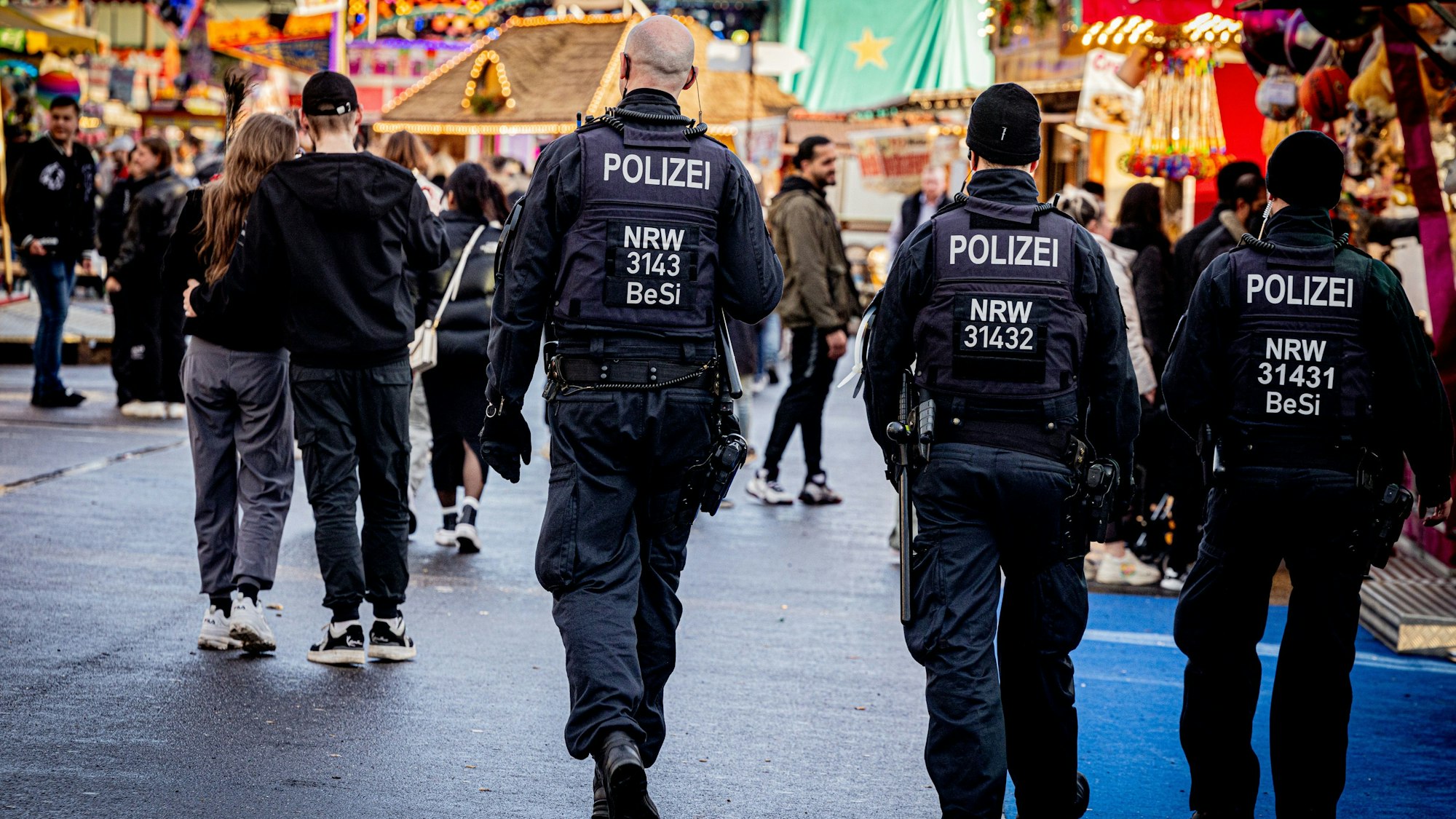 Osterkirmes 2024 in Köln-Deutz. Polizei und Ordnungsamt auf gemeinsamer Streife.