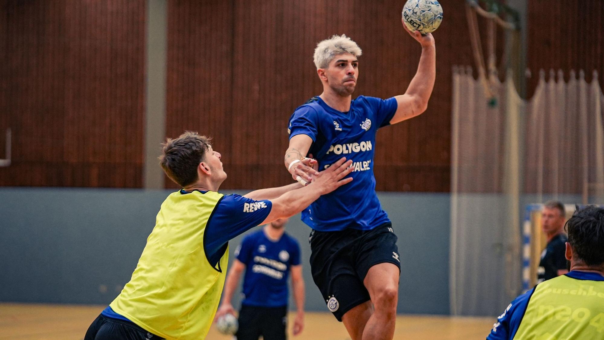 Rückraumspieler Giorgi Tskhovrebadze, mit blonden Haaren, in einer Spielsituation.