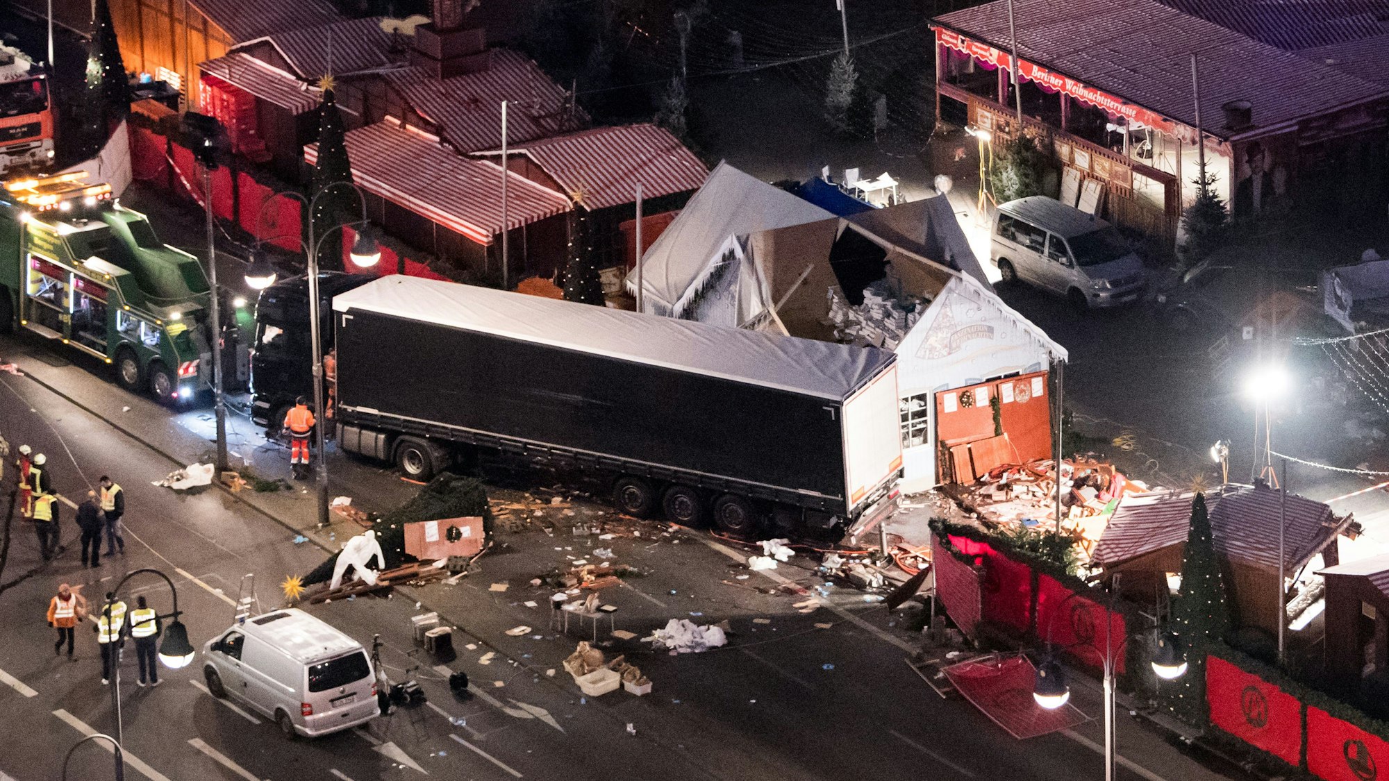 Eine Schneise der Verwüstung ist auf dem Weihnachtsmarkt am Breitscheidplatz in Berlin zu sehen, nachdem der Attentäter Anis Amri mit einem Lastwagen über den Platz gerast war.